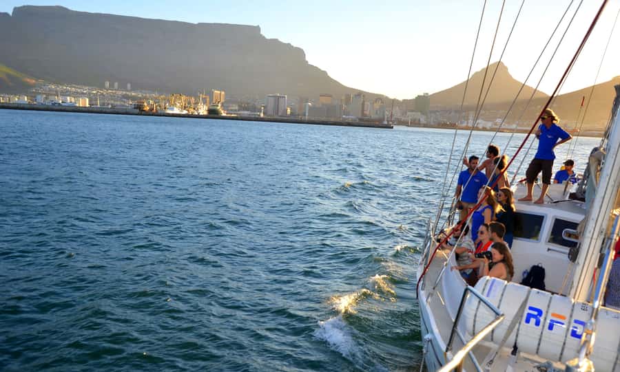 Cape Town: 1-Hour Pre-Sunset Champagne Cruise - Golden-hour views and photo stops