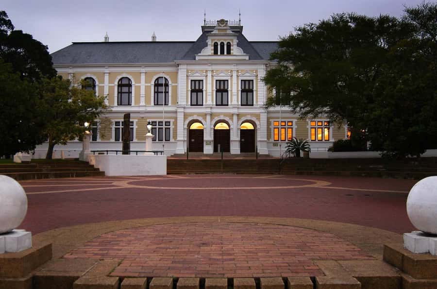 Cape Town: Half-Day Guided City Sightseeing Tour by Bus - Cape Town’s center beneath Table Mountain