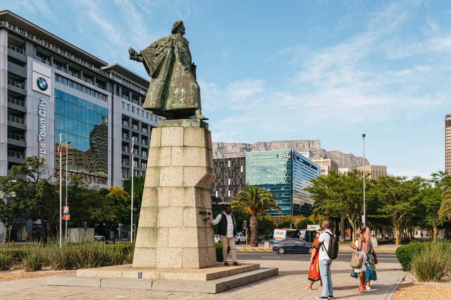 Cape Town: Half-Day Walking City Tour and African Lunch - Parliament, the Slave Lodge, and Company’s Gardens