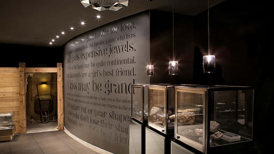 Cape Town: Private Guided Tour of Cape Town Diamond Museum - Welcome drinks set an easy pace
