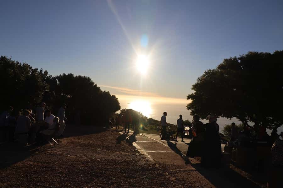 Cape Town: Sunset Bus Tour with Picnic on Signal Hill - Why this sunset tour works
