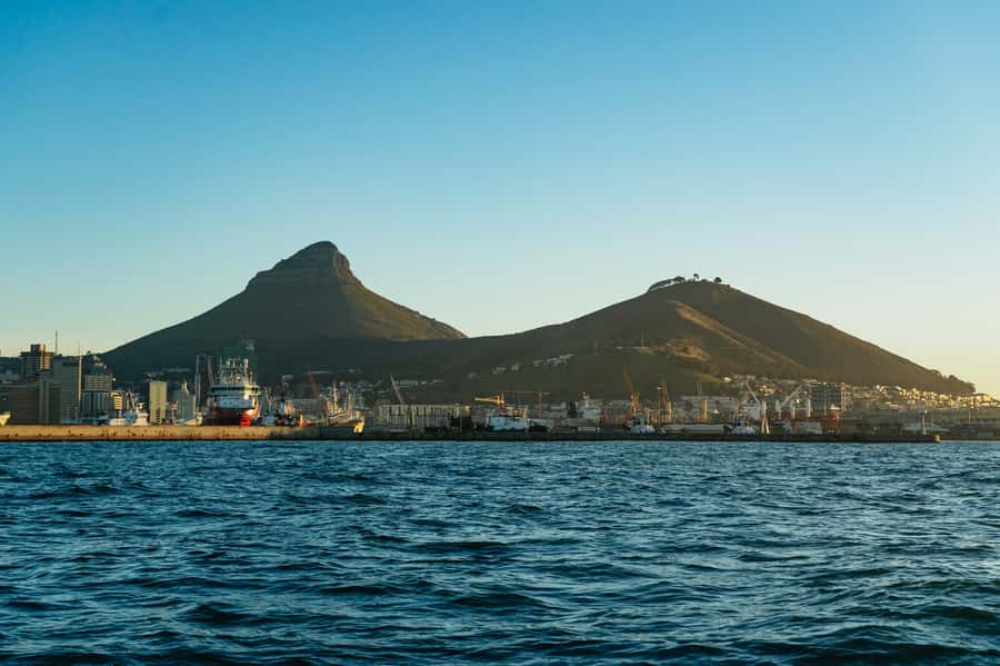 Cape Town: Sunset Champagne Cruise and 3-Course Dinner - The boat atmosphere and onboard drinks