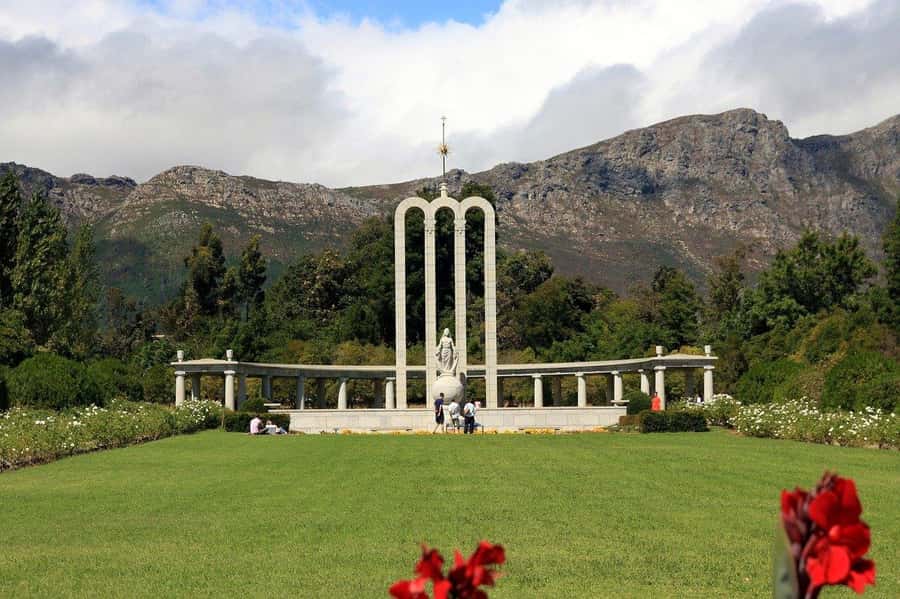 Cape Town: Wine Tram & Winelands Tour with Tastings & Pickup - What the service is like