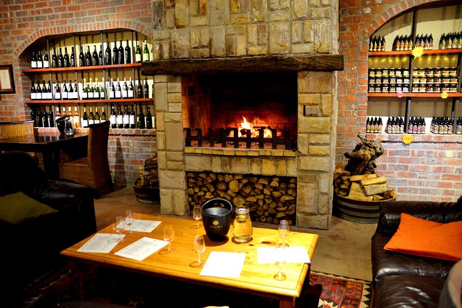 Cape Winelands group tour - Paarl: a first stop with wine and cheese
