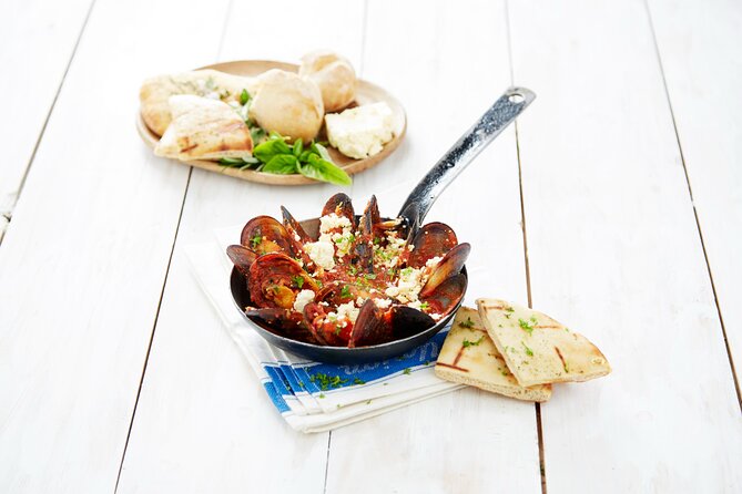 Cruise and Dine Lunch / Cape Town: Coastal Motor Cruise and 2-Course Lunch - Crew, music, and the mood onboard