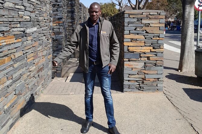 Half Day Soweto and Apartheid Museum Guided Tour - Guide quality, group size, and the one warning