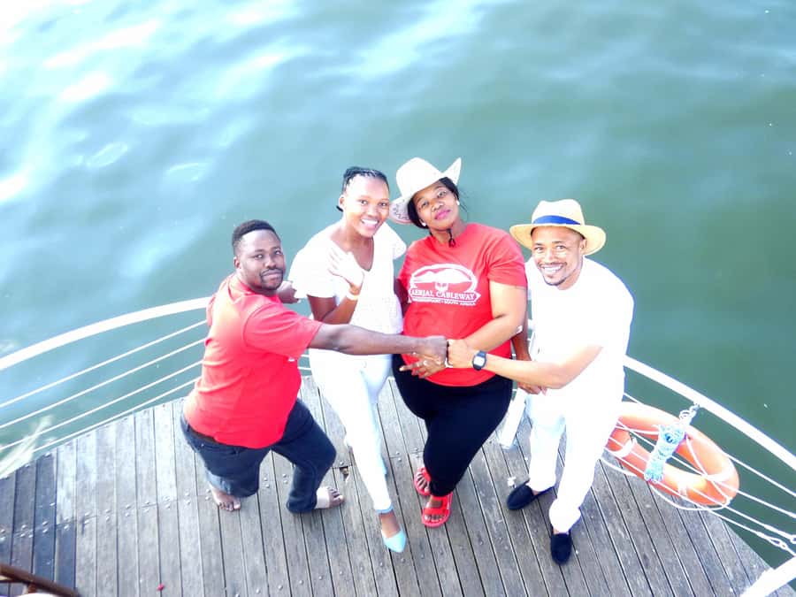 Hartbeespoort Dam: 1 Hour Cruise & Sunday Buffet Lunch - A Sunday outing built around lunch
