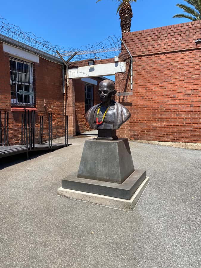 Johannesburg: Full-Day Tour with Soweto and Apartheid Museum - Constitution Hill: Prison Walls and a New Court
