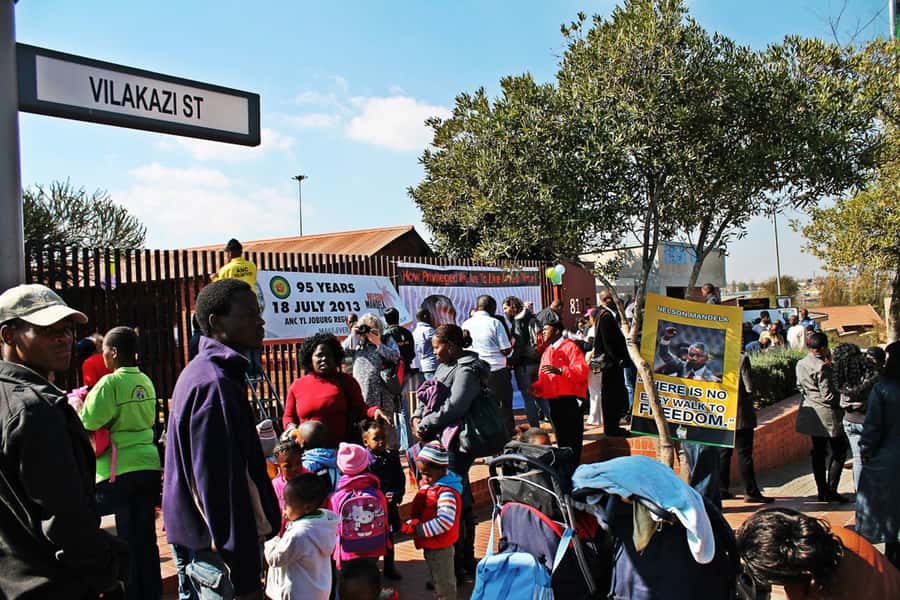 Johannesburg: Soweto Half-Day Tour - Diepkloof vendors and the first walk