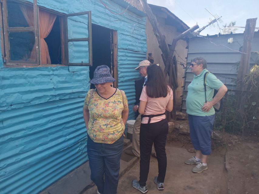 Johannesburg: Soweto History Tour with Hotel Pickup - Lunch at Samkuzi or Chap Pozie breaks up the day