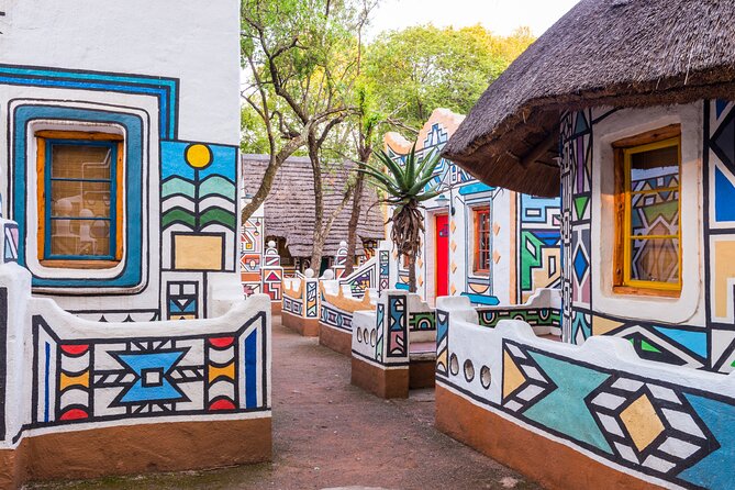 Lesedi Cultural Village Experience - Starting with souvenirs and a village introduction