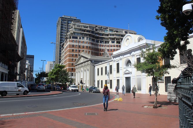Private City Tour Table Mountain + Cable Car Ticket Camps Bay H/D - The Castle of Good Hope and other route highlights