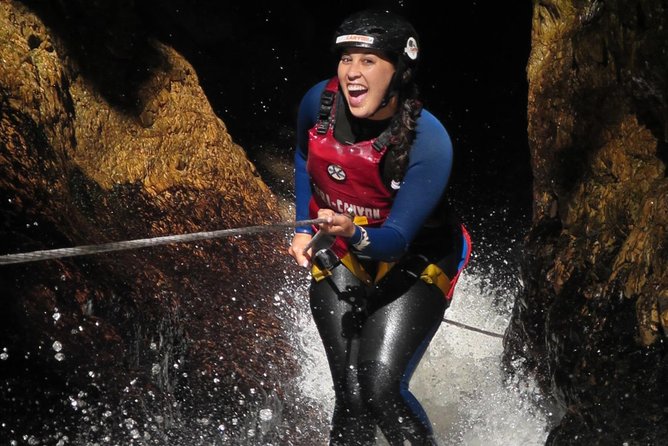 Short Canyoning Trip in The Crags - The last swim and optional jump