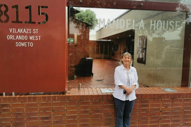 Soweto, Mandela House, Apartheid Musem, Constitutional Court - A moving drive through central Johannesburg