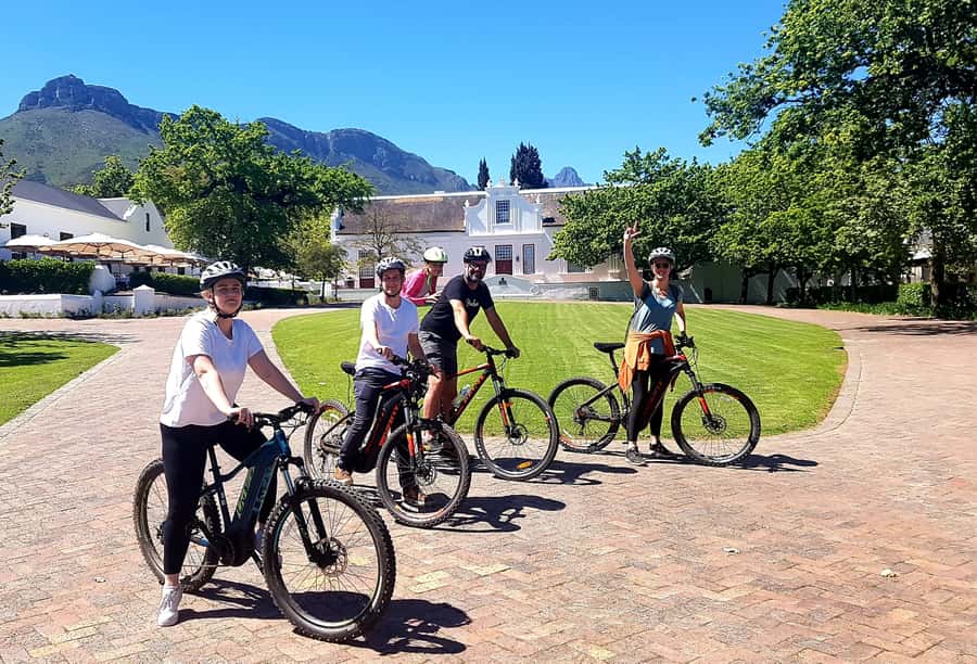 Stellenbosch: Historical Bike Tour & Wine Tasting - Seeing Stellenbosch from a bicycle