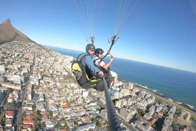 Tandem Paragliding in Cape Town with views of Table Mountain - Riding the ridge lift above Signal Hill